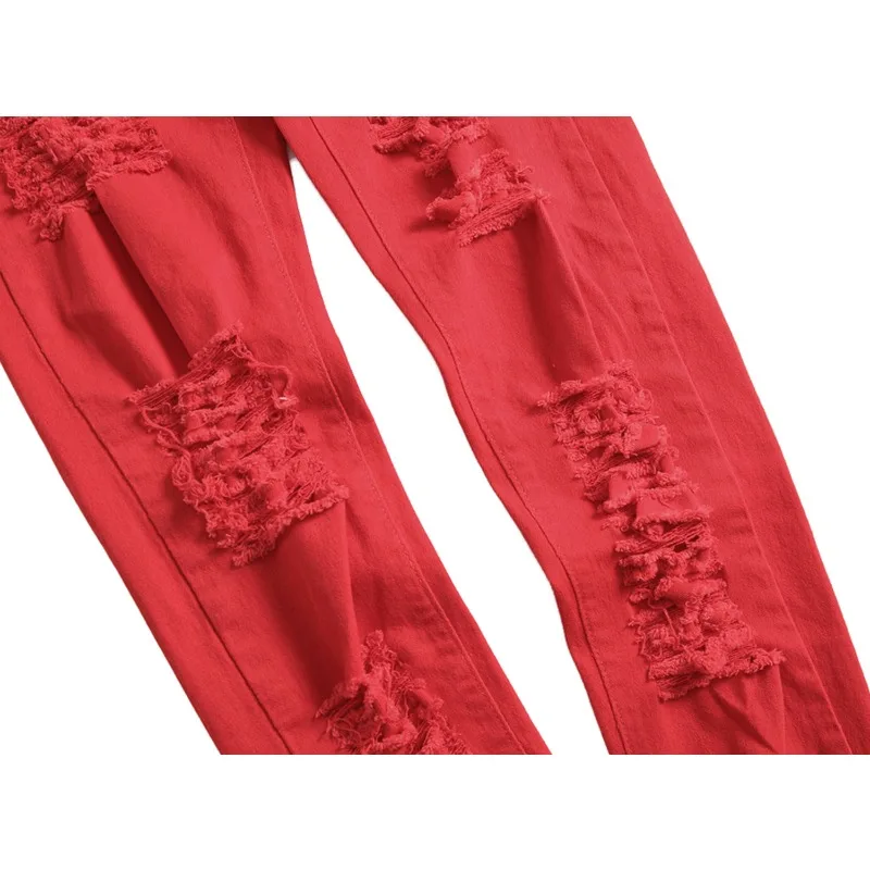 Nouveaux jeans extensibles pour hommes, doté d'un design multi-ribut distinctif et un tissu élastique, vitrine de style individuel.