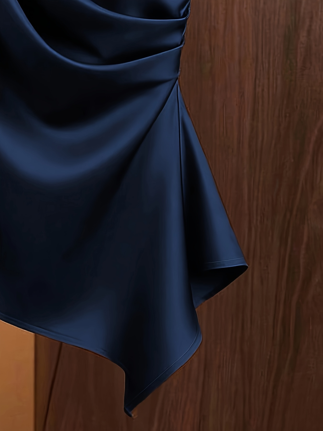 Haut en satin pour femme à épaules dénudées avec détail nœud et taille froncée