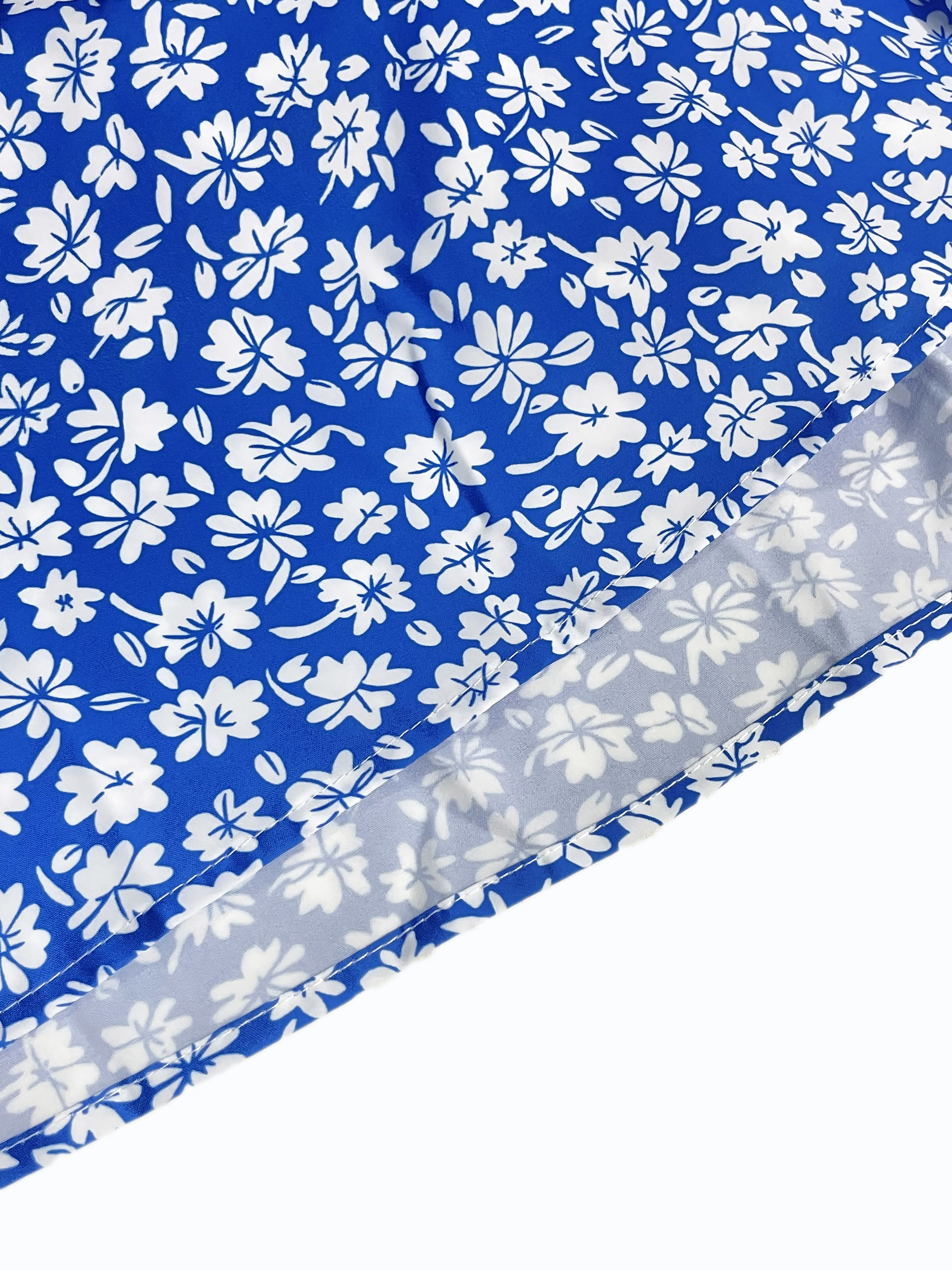 La robe caraco à petites fleurs imprime un design dos nu et des fines bretelles spaghetti convient aux vacances à la plage et à l'été