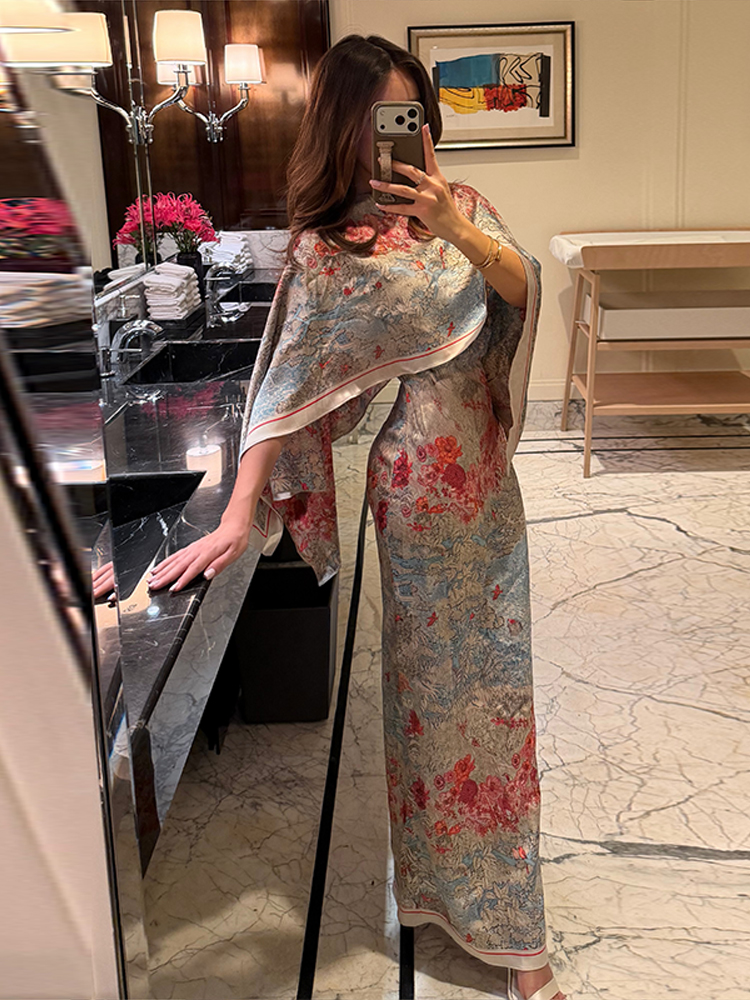 Robe longue moulante florale pour femme avec cape châle intégrée, élégante et tendance pour le bureau, collection été-automne 2026