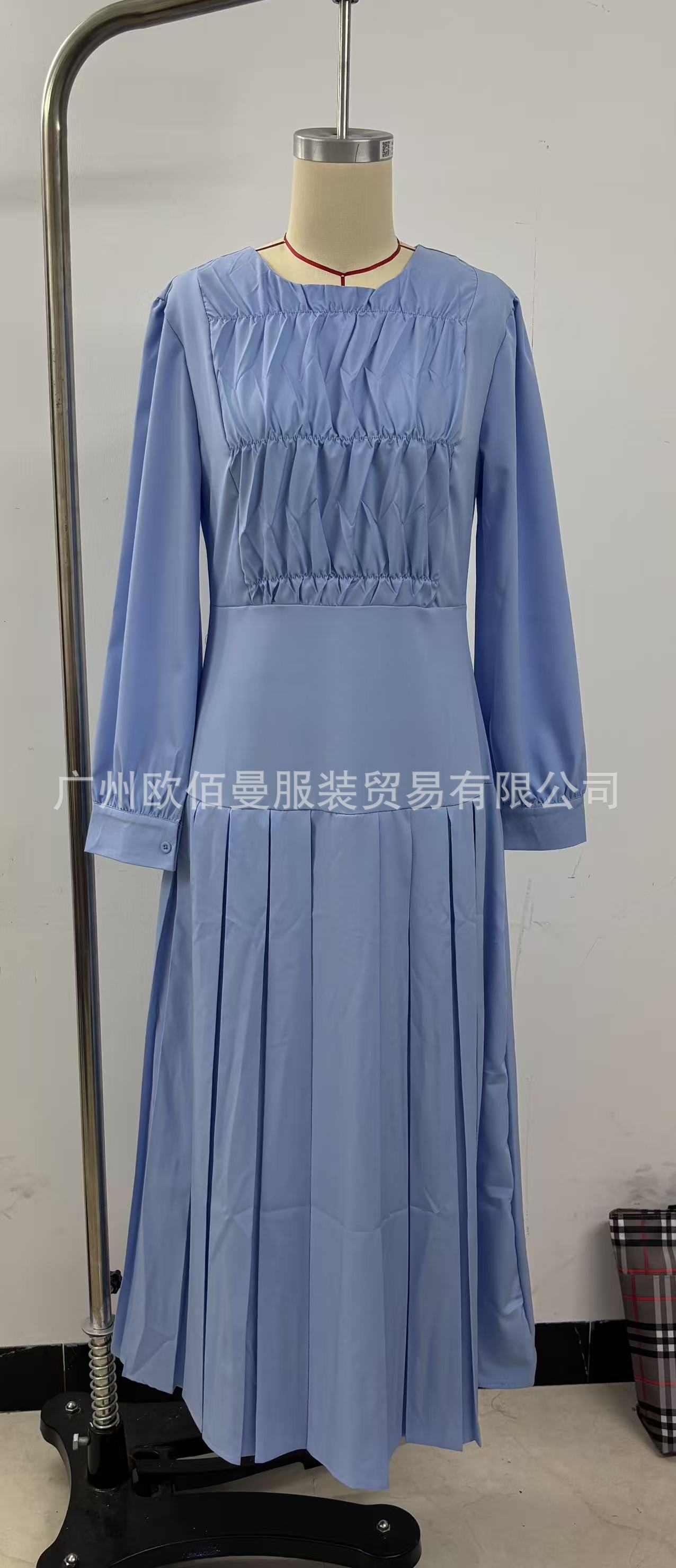Robe longue plissée unie à manches longues et taille haute, coupe ajustée, nouvelle collection été 2025 pour femme