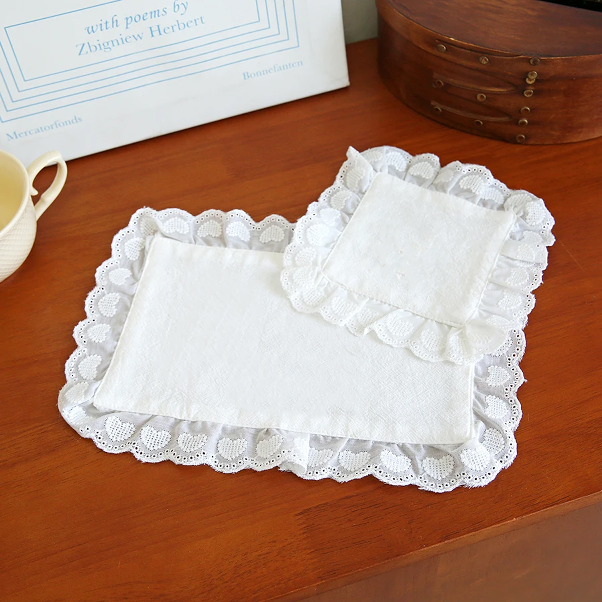 Ensemble de sets de table en coton avec dentelle et volants, sets de table et sous-verres en coton lavables, décoration de table élégante blanche pour tous les jours et les occasions