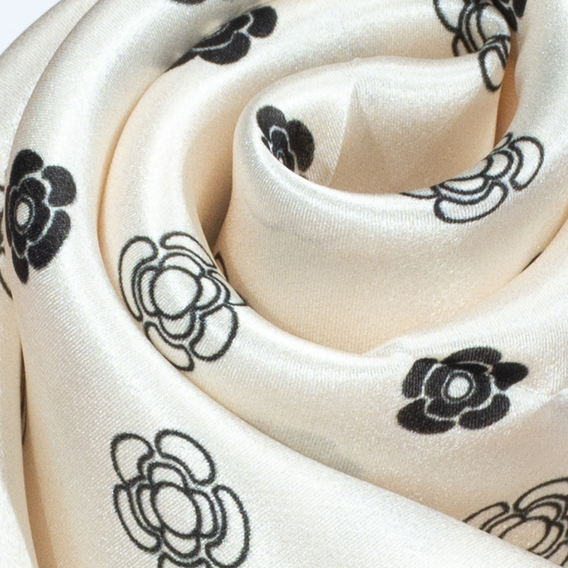 Foulard carré 100 % soie de mûrier pour femme, 53x53 cm, imprimé camélia, bandana polyvalent, accessoire de mode pour toutes les saisons