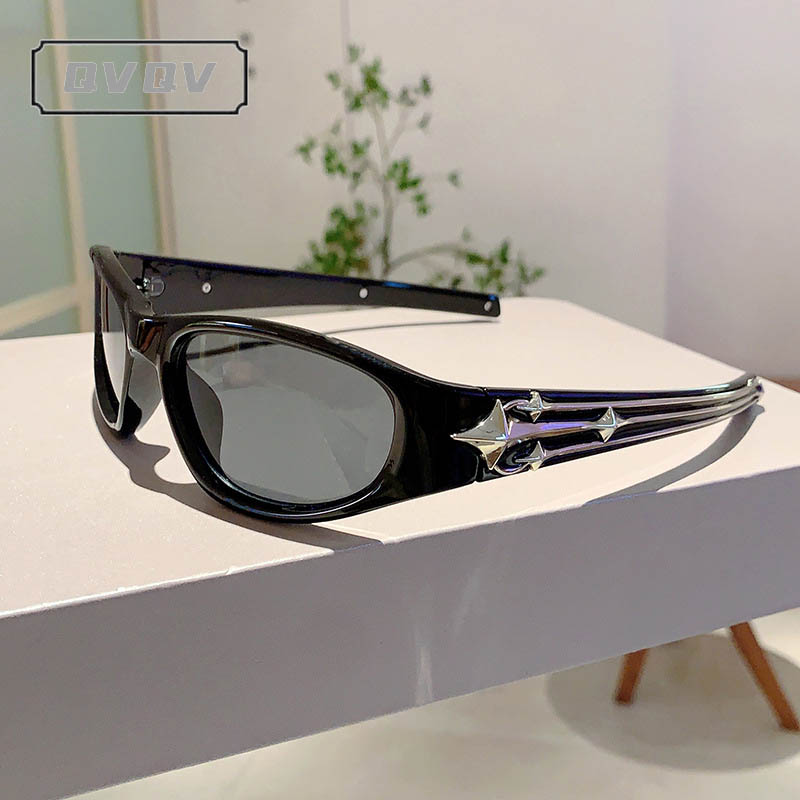 Lunettes de soleil QVQV pour femmes, protection UV, tendance mode, style punk Y2K, verres rouges et bleus, lunettes de soleil cool