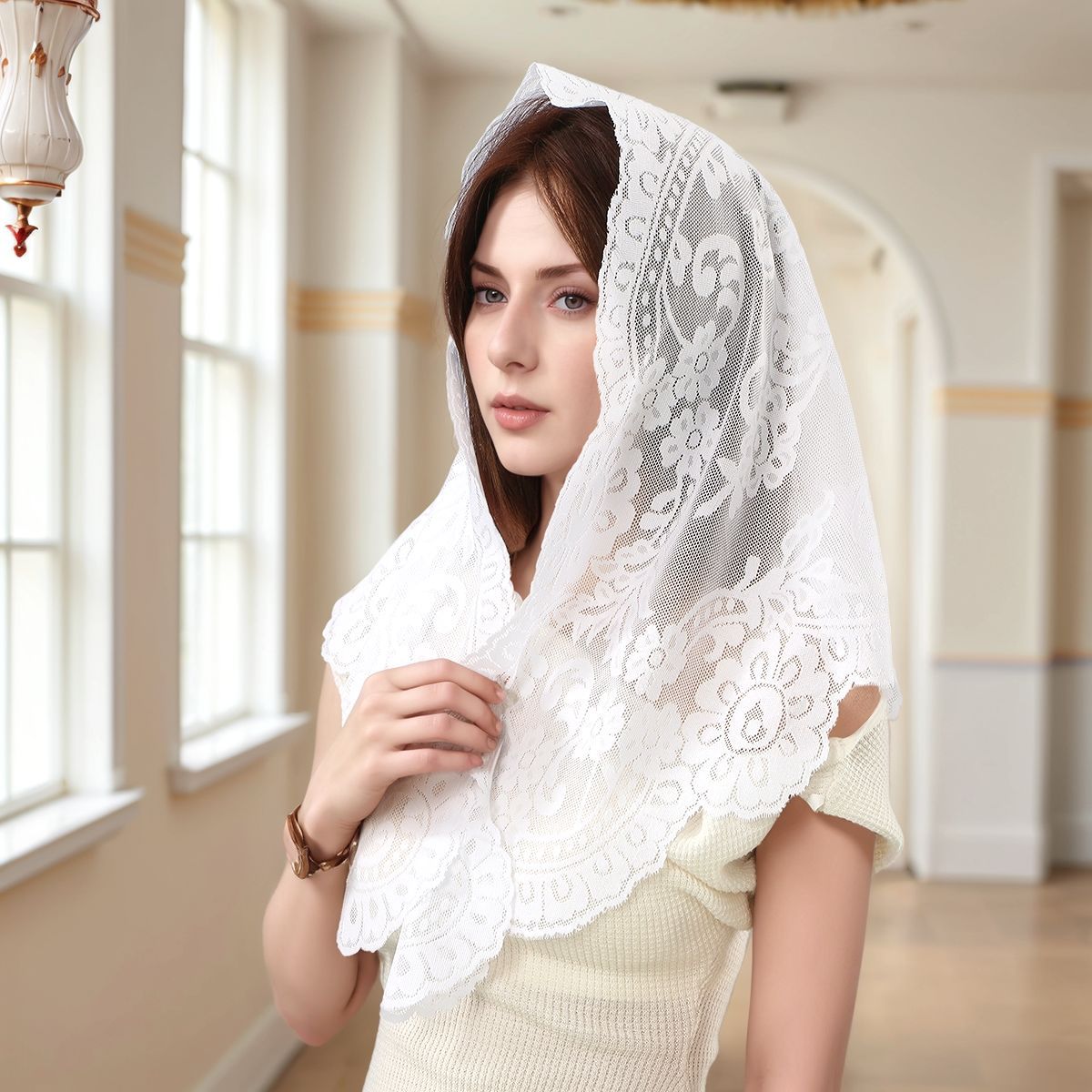 Châle triangulaire en dentelle pour femme, vêtement d'extérieur respirant à motif floral ajouré, écharpe rétro française, polyvalent pour le quotidien et les mariages