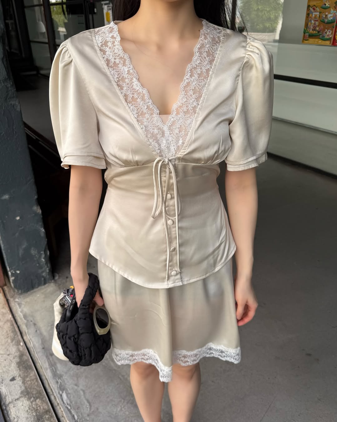Ensemble deux pièces élégant en satin et dentelle : Haut court à col en V et manches courtes à lacets, et mini-jupe – Nouveauté 2026 pour tenues de soirée et quotidiennes