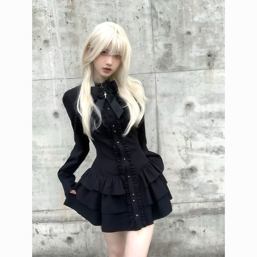 Robe noire Qiao Diablo gothique à manches longues avec nœud, taille cintrée, et jupe courte à volants effet champignon et superposés