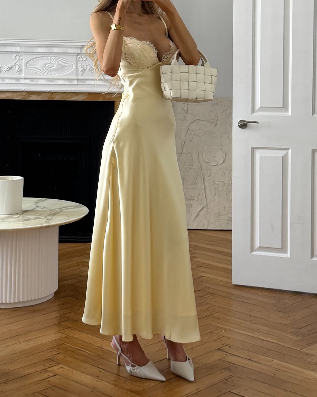 Robe Midi Femme en Satin Jaune Beurre avec Dentelle et Patchwork, Col en V, Dos Nu, Bretelles, Nouvelle Collection 2026, pour Soirées et Dîners
