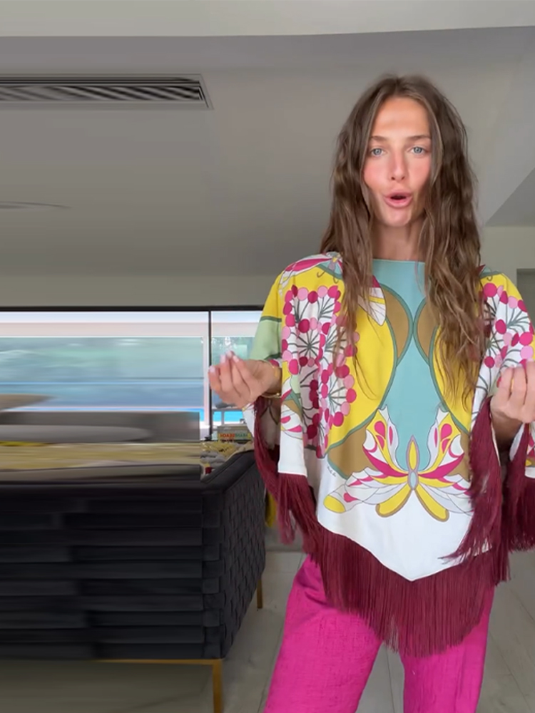 Élégante Cape Imprimée pour Femme à Col Rond et Franges, Coupe Irrégulière, Collection Printemps-Été 2026, Mode Féminine, Style Urbain avec Pompons