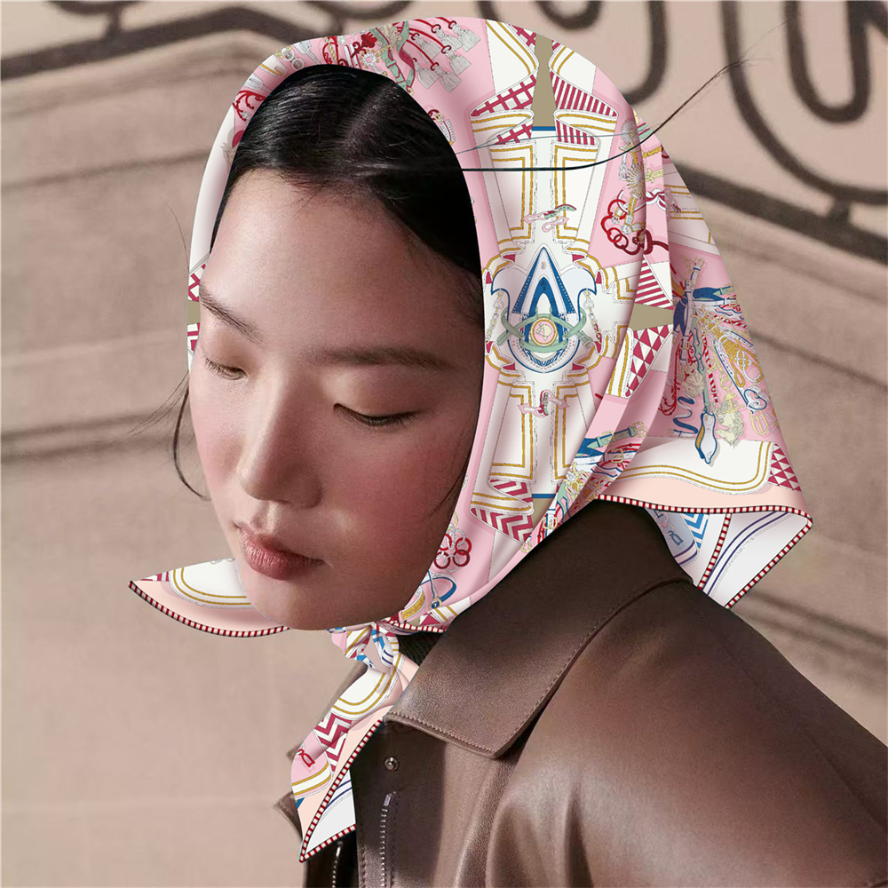 Marque foulards en soie de luxe imprimé sergé foulard en soie femmes châles nouveau Design Hijabs mode carré frisé écharpe foulard 70CM