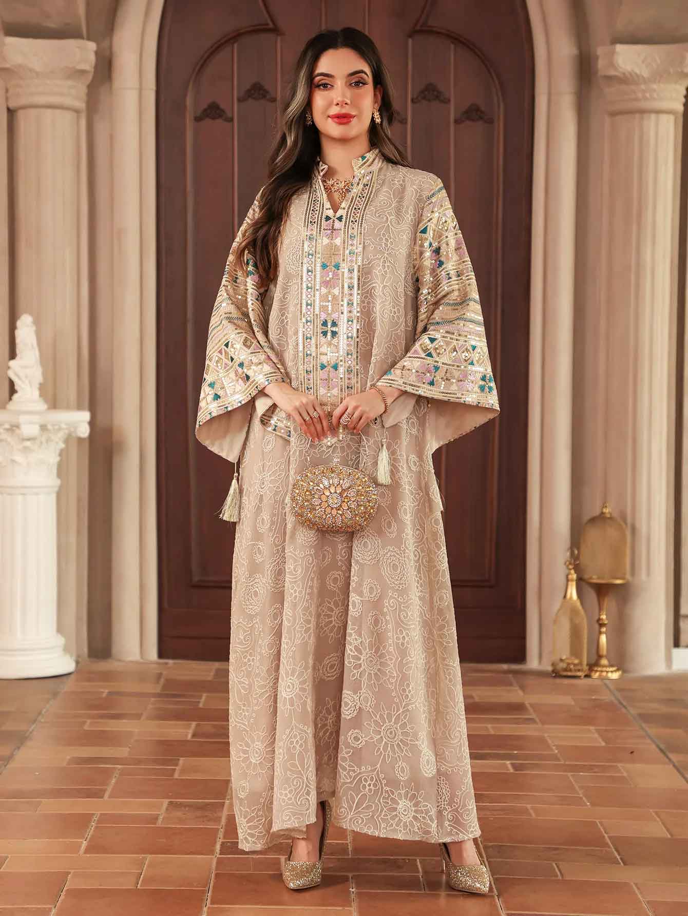 Nouvelle Abaya Islamique Modeste pour Femme, Robe Musulmane Multicolore Brodée et Pailletée Beige, Col Montant Élégant de Dubaï avec Pompon, Collection 2026