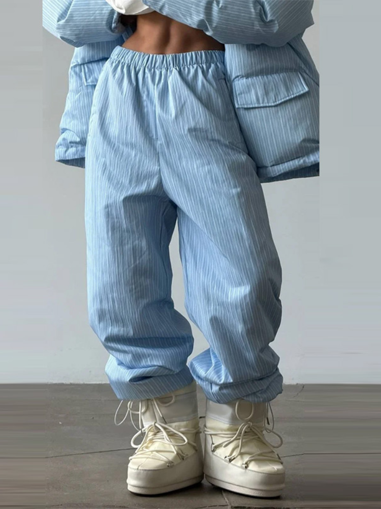Ensemble deux pièces pour femmes à rayures verticales unies, comprenant une veste courte à capuche rembourrée et un pantalon large pour la neige, tenue quotidienne chaude pour l'hiver.