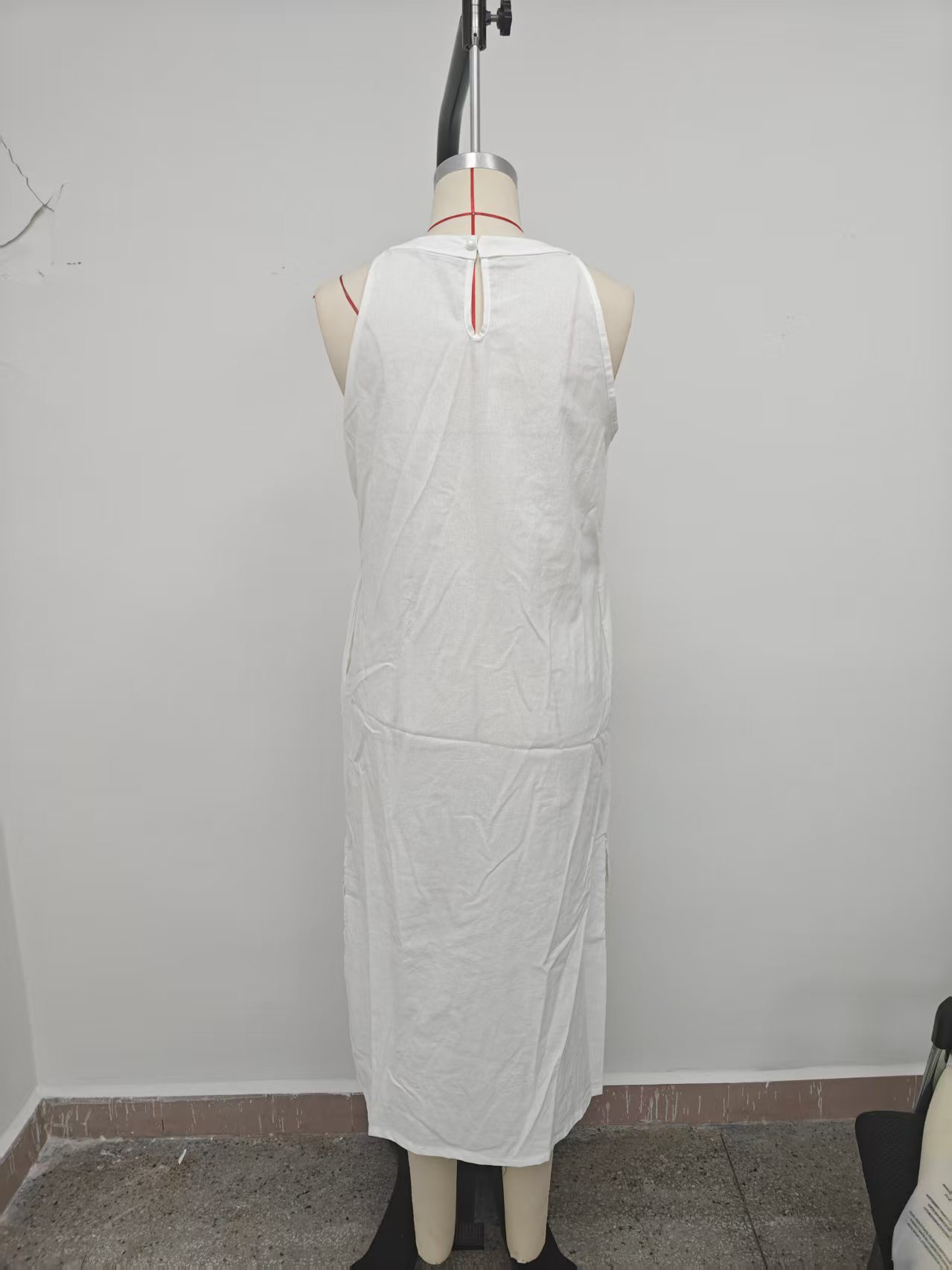 Collection Printemps 2026 Vêtements Femme : Robe de Vacances à Col Noué avec Accents en Dentelle Couleur Unie, Sans Manches.