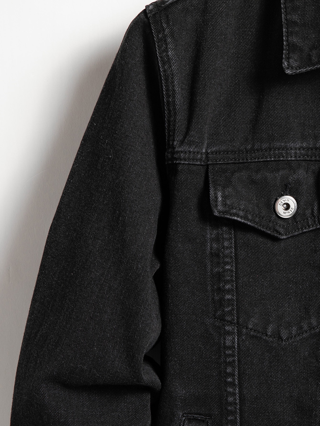 Veste en jean pour homme pour le printemps et l'automne. Manteau en jean noir à col noir. Convient pour un usage quotidien décontracté. Élégant, simple et tendance.
