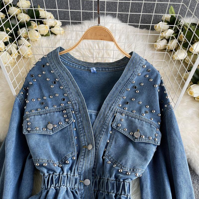 Veste en jean pour femme, design inspiré, nouvelle collection Printemps Automne 2026, richement ornée de strass et de perles cloutées, coupe amincissante, à manches longues