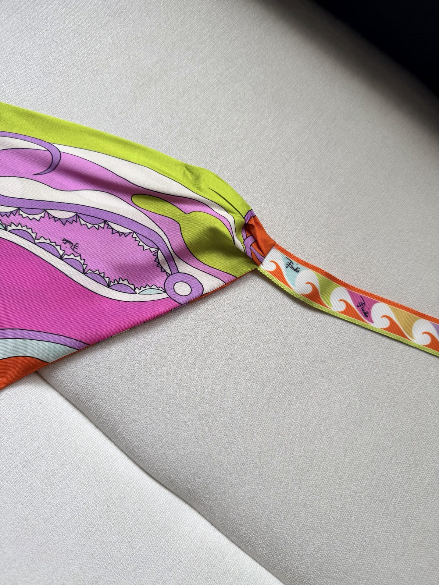 Foulard triangulaire élégant pour femme à imprimé patchwork : Unique et polyvalent