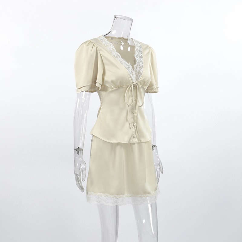Nouvel ensemble jupe d'été 2 pièces tendance : haut uni à col en V avec patchwork de dentelle et jupe décontractée – Parfait pour les vacances et les soirées