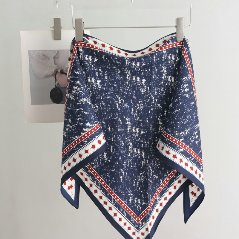 Nouvelle Écharpe Triangulaire Haut de Gamme pour Femme, Tendance et Polyvalente, Idéale pour Décorer les Jeans et les Ceintures