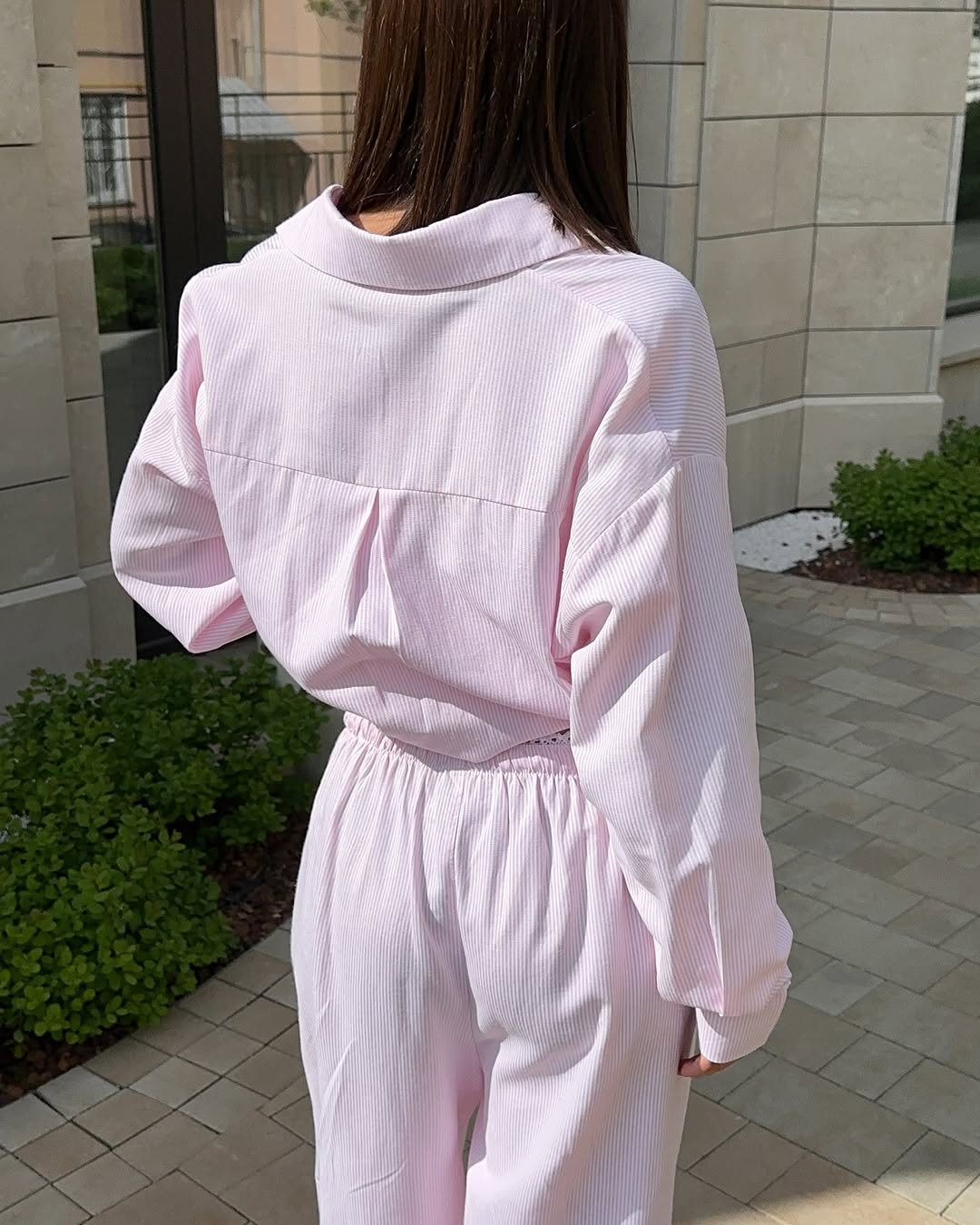 Ensemble deux pièces décontracté pour femme : chemisier ample à revers rayé verticalement et pantalon à taille élastique avec lacets