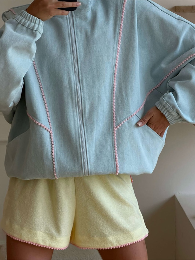 Veste zippée bleu clair pour femme, col montant, garniture à pompons roses, poignets et ourlet élastiques, coupe oversize, manches longues, style décontracté urbain