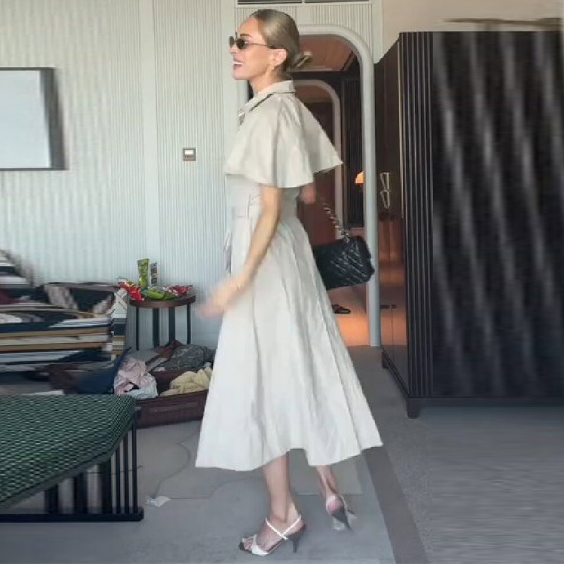 Robe élégante minimaliste à manches cape pour femme, avec ceinture chic et fente avant, idéale pour le bureau ou les tenues décontractées d'été 2026