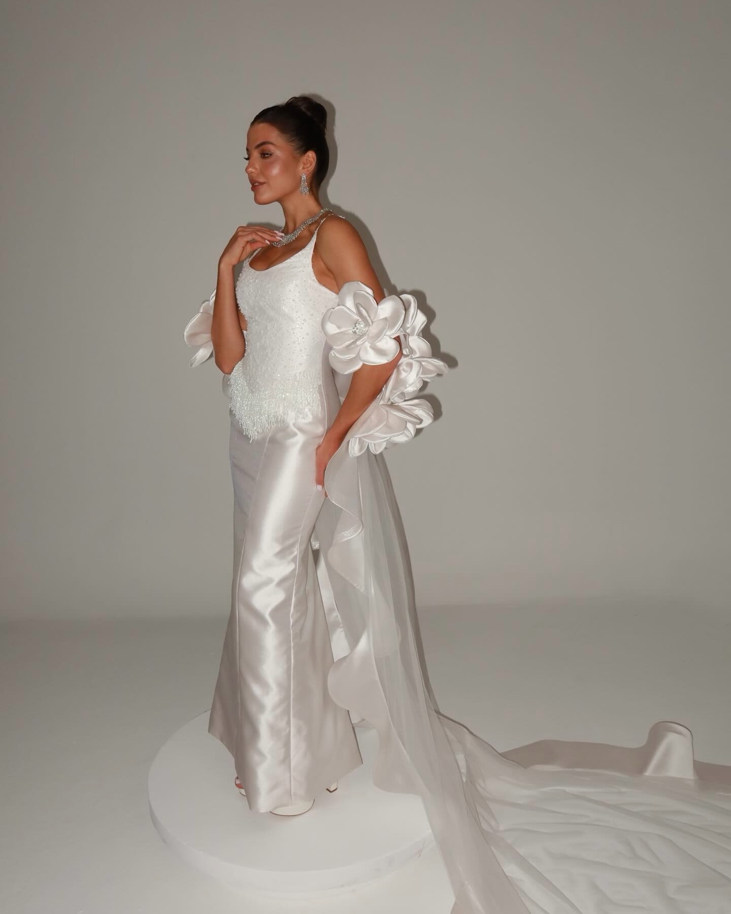 Cape de mariée de luxe en satin à fleurs 3D, châle long en mousseline transparente avec traîne, boléro blanc orné de cristaux pour la mariée