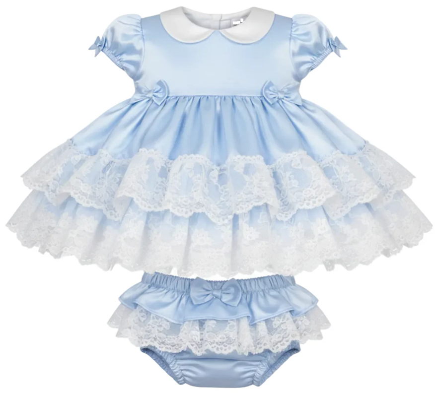 Robe rose en coton doux, col blanc style poupée avec poignets plissés élastiques, accompagnée d'un short décoré d'un nœud.