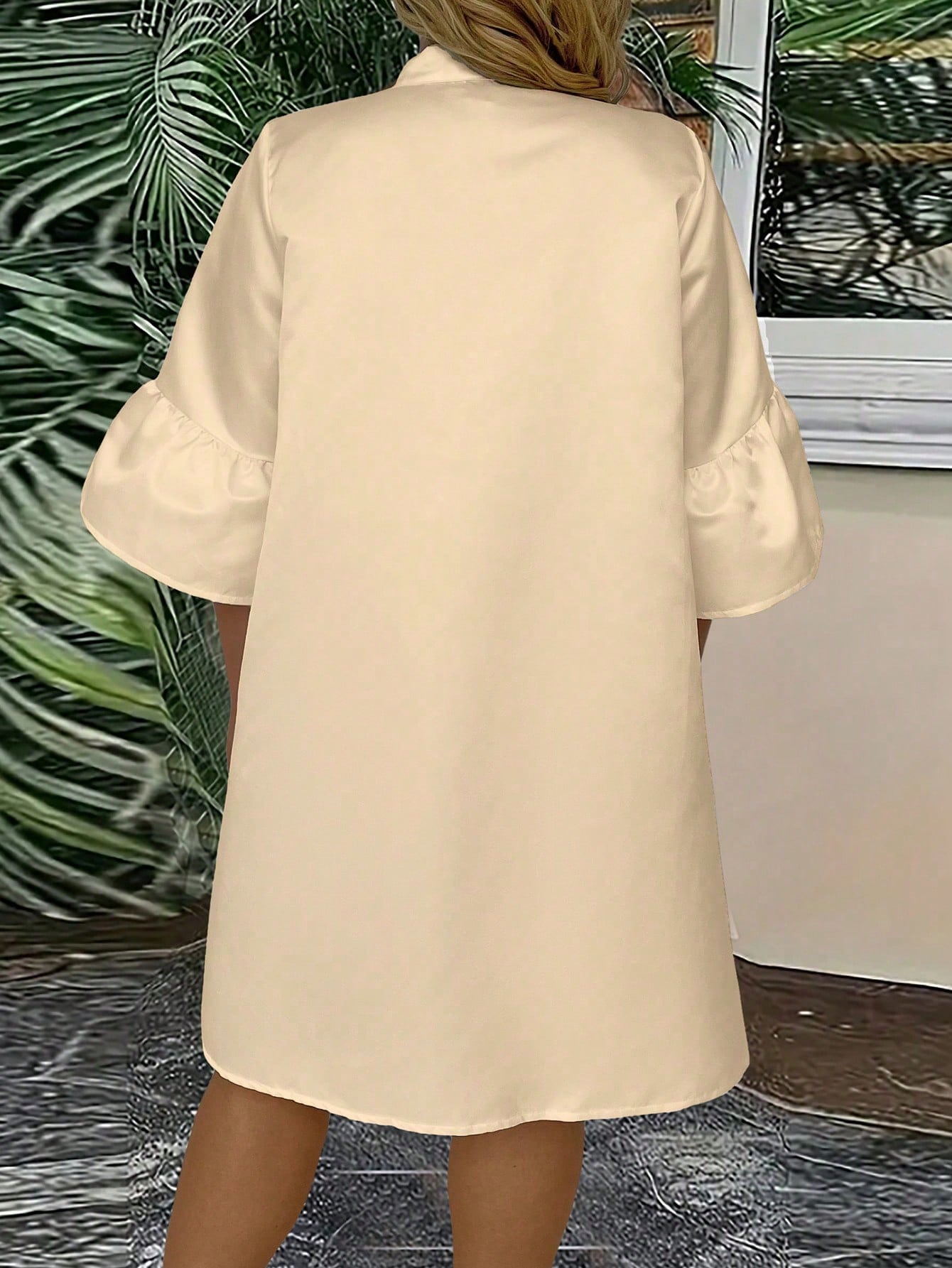 【Grande taille】Robe chemise beige minimaliste, poignets à volants et silhouette ample pour le style quotidien des femmes rondes
