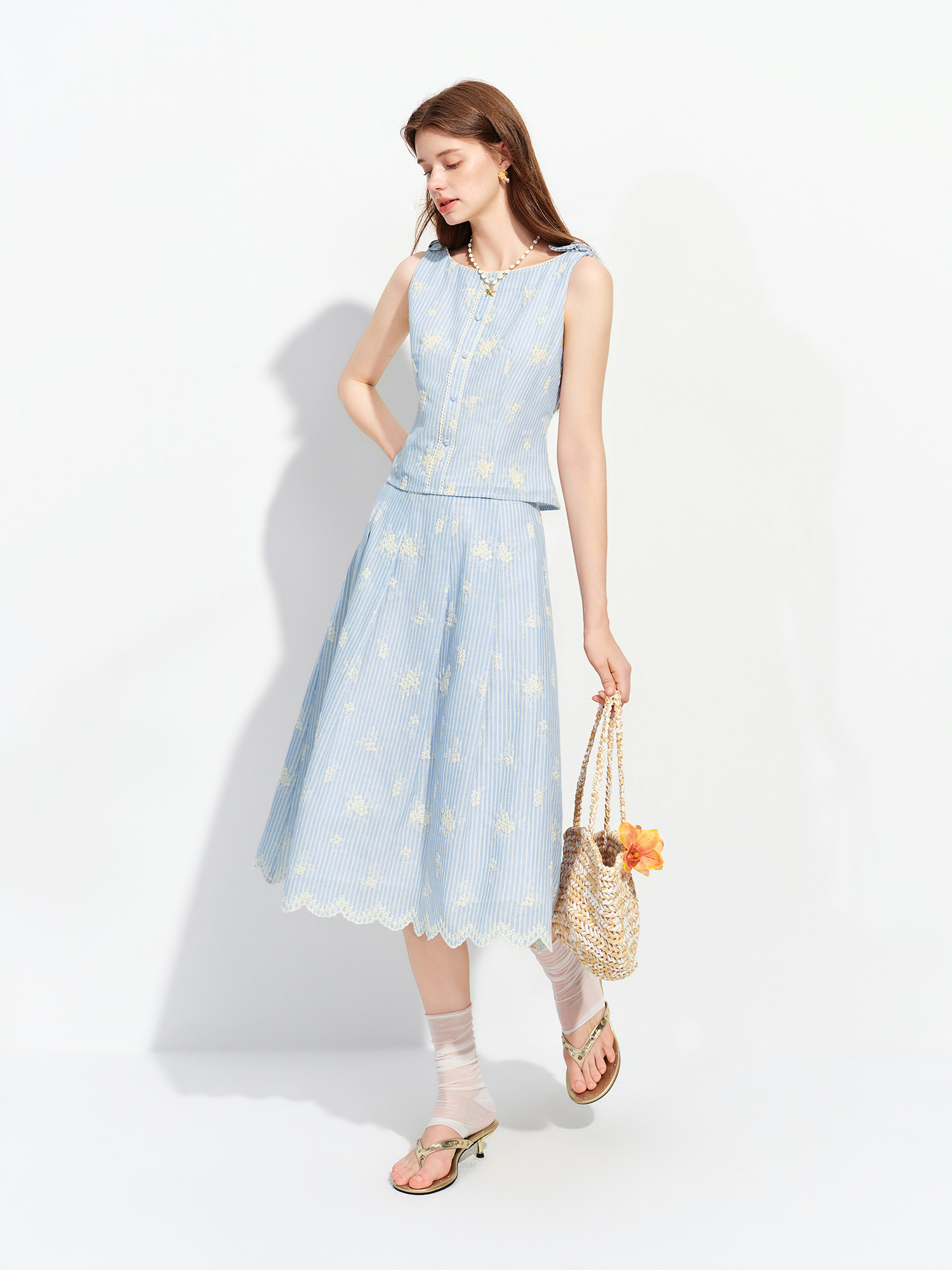 Ensemble Cami Brodé Style Plage Estivale FSLE 2026 avec Jupe Midi Rayée Coupe A-Line et Haut Sans Manches – Style Féminin Deux Pièces
