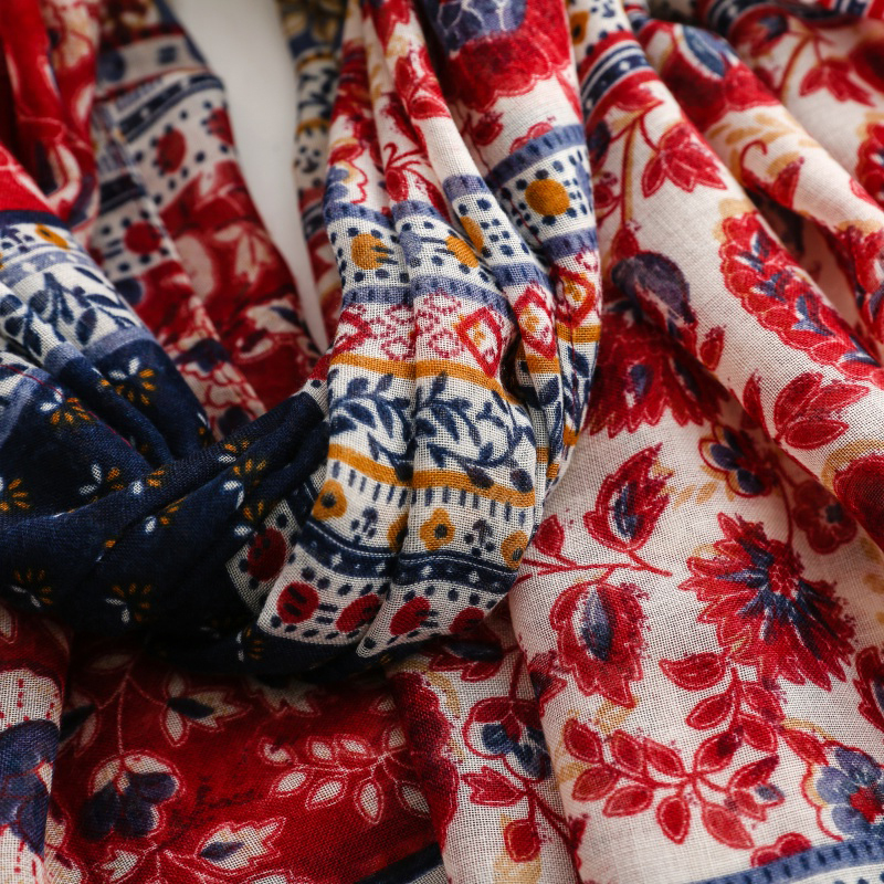 Écharpe bohème à imprimé floral pour femmes avec pompons, châle ethnique léger, 180x88cm, foulard tendance pour tenues décontractées quotidiennes