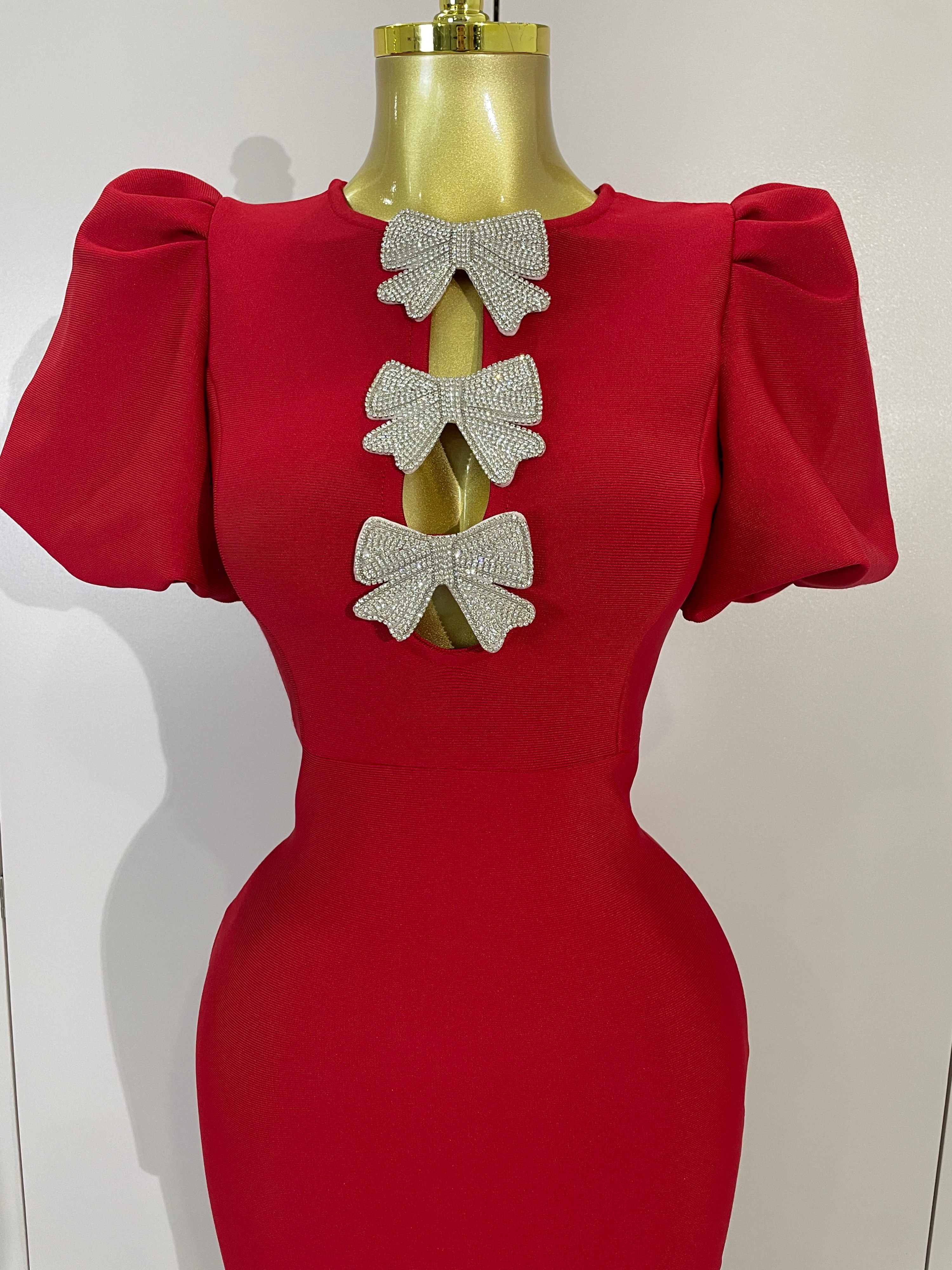 Robe longue moulante rouge à découpes sexy avec nœud brillant et manches courtes pour femme, idéale pour soirée, fête, anniversaire, club, bal de promo, en tricot