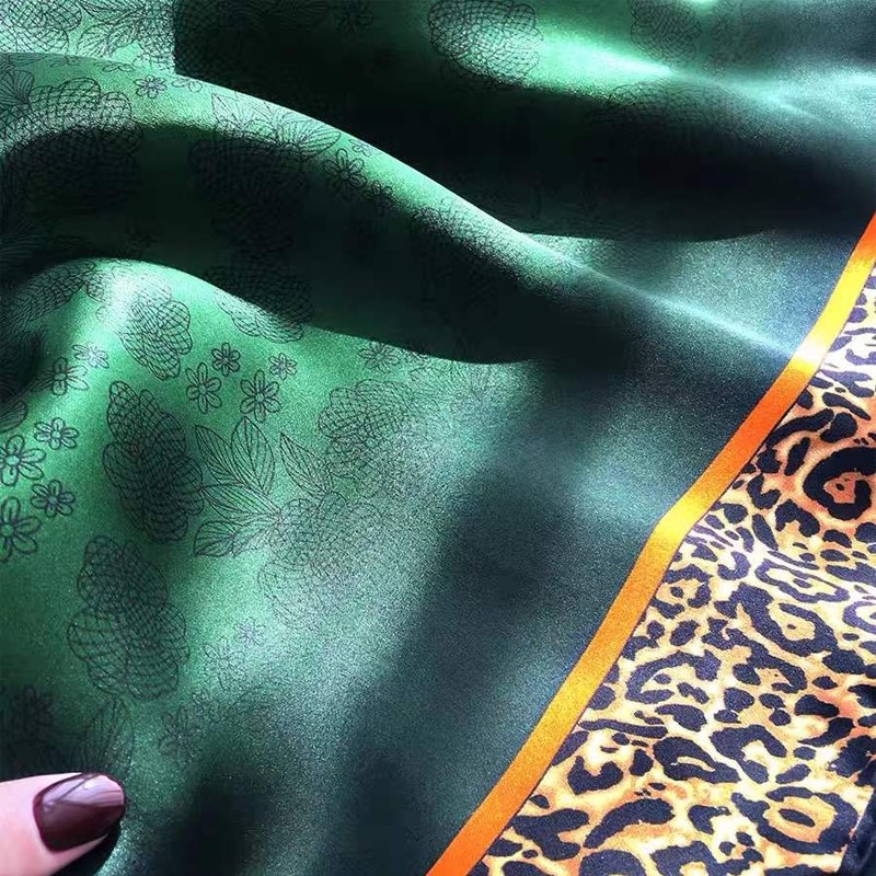 Nouveau Foulard en Soie de Haute Qualité pour Femme, Imprimé Léopard, Carré 90x90cm, Accessoire de Mode, Foulard de Plage, Protection Solaire, Hijab