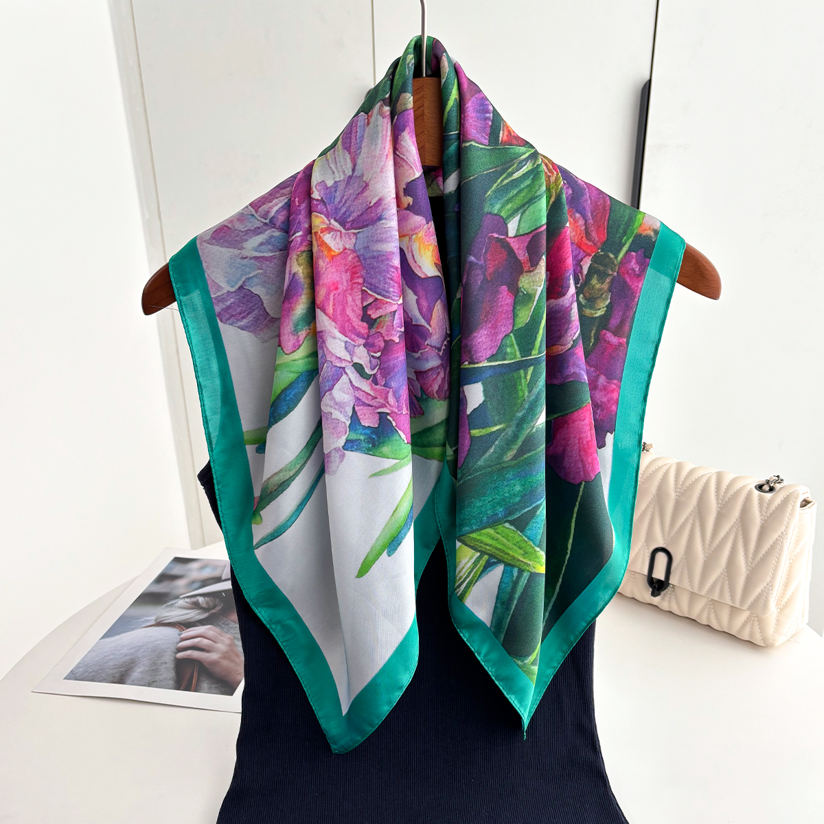 Foulard carré élégant pour femme en imitation soie à motif floral, bandana, écharpe, bandeau et cache-cou