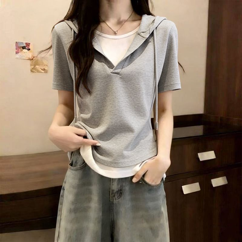 Nouveau T-shirt coréen d'été pour femme à capuche et manches courtes contrastantes, haut décontracté respirant à col en V, effet faux deux-pièces de haute qualité