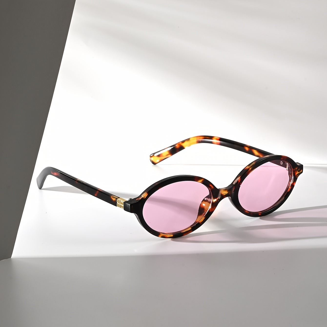 Une paire de lunettes PC ovales rétro pour hommes et femmes, conçues pour les visages fins, polyvalentes pour diverses scènes intérieures.