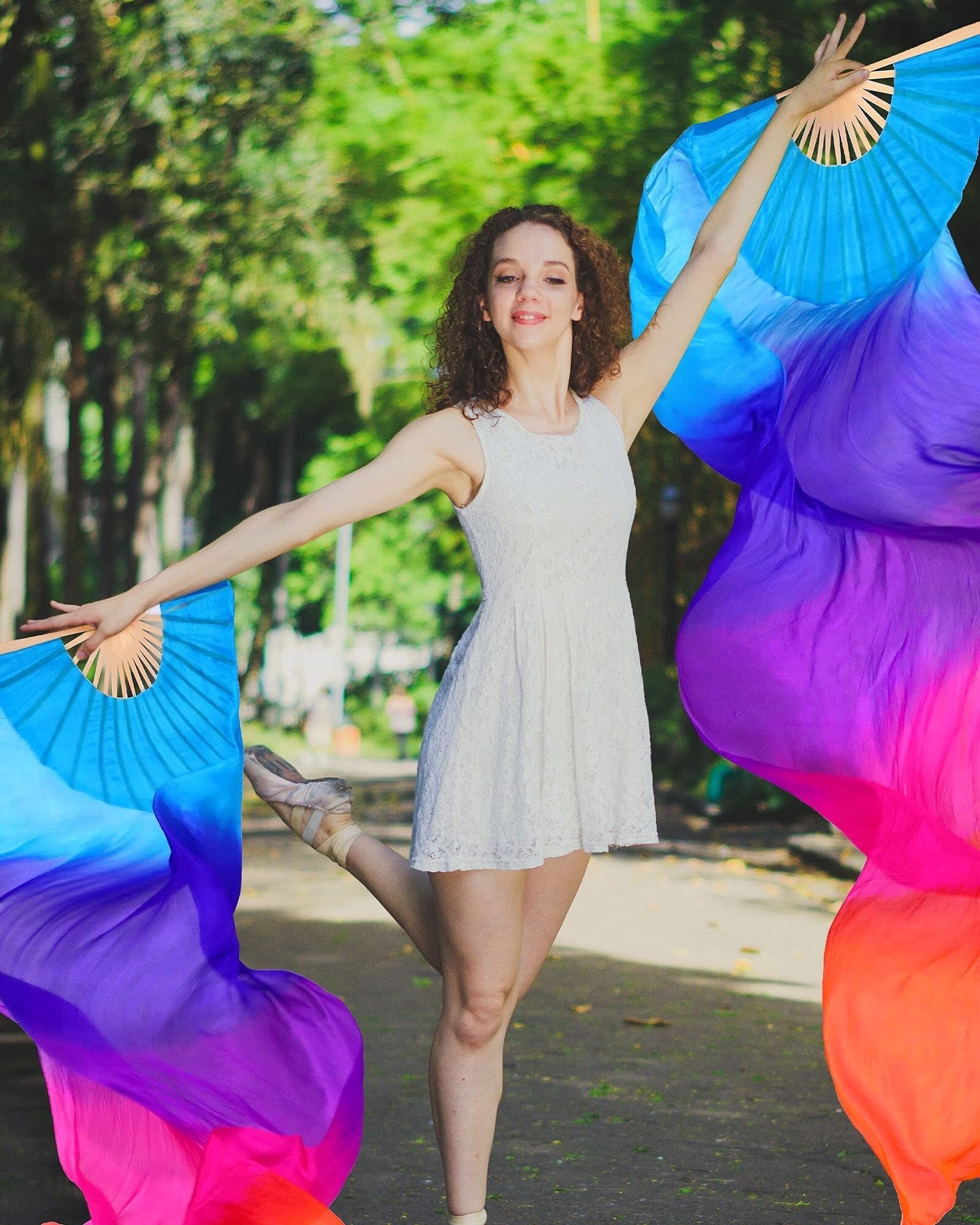 1 paire (gauche + droite) d'éventails de danse orientale pour femmes, éventail long pliable en bambou coloré avec rubans en soie imitation, 180 cm