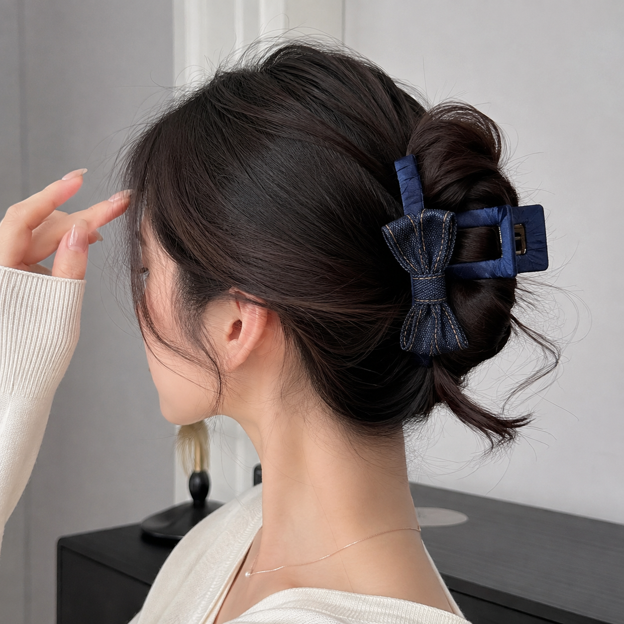 Pince à cheveux en satin avec nœud pour femmes, grande pince requin antidérapante en tissu denim coréen, accessoires de coiffure élégants pour cheveux épais