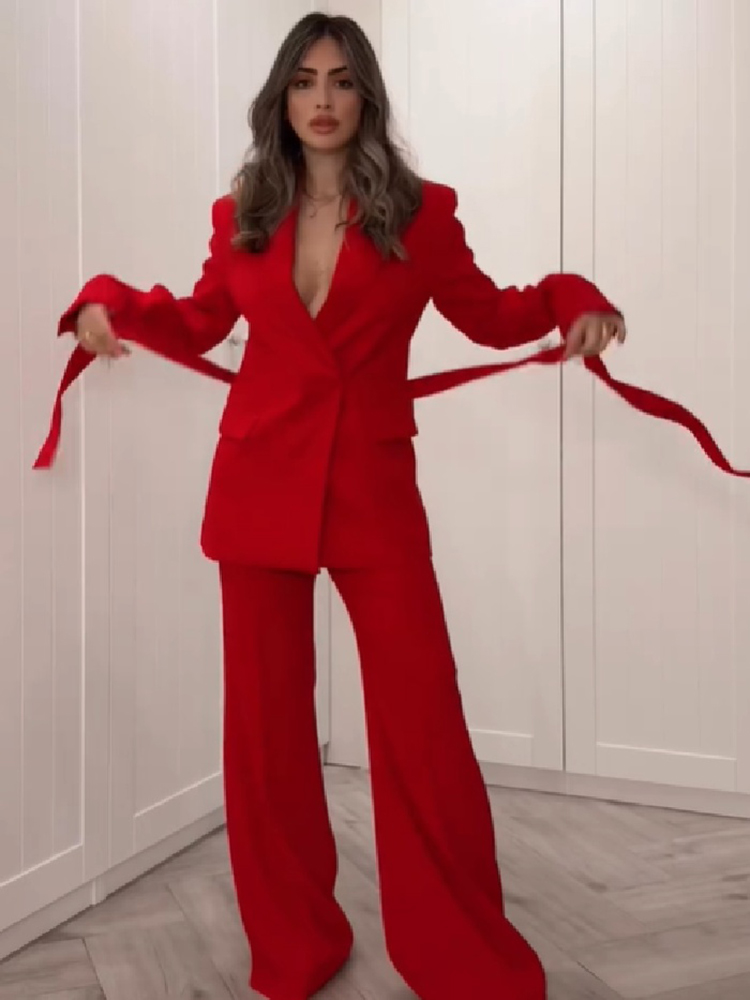 Ensemble coordonné deux pièces formel pour femme : Blazer ceinturé rouge vif à revers crantés et manches longues, et pantalon large