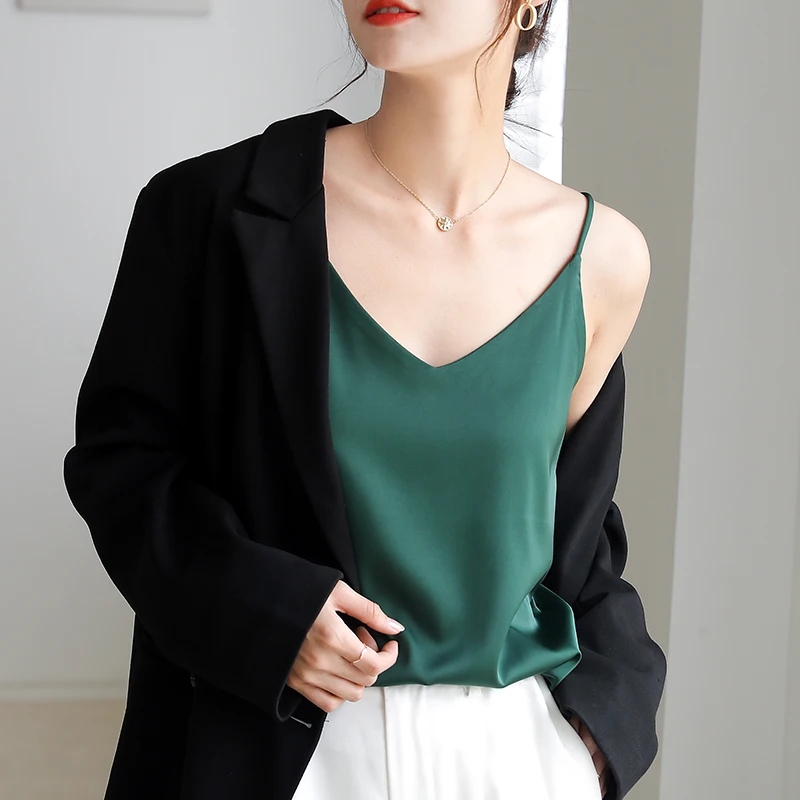 Spaghetti sangle haut femmes licou col en V basique blanc Cami sans manches Satin soie débardeurs femmes été 2026 Camisole