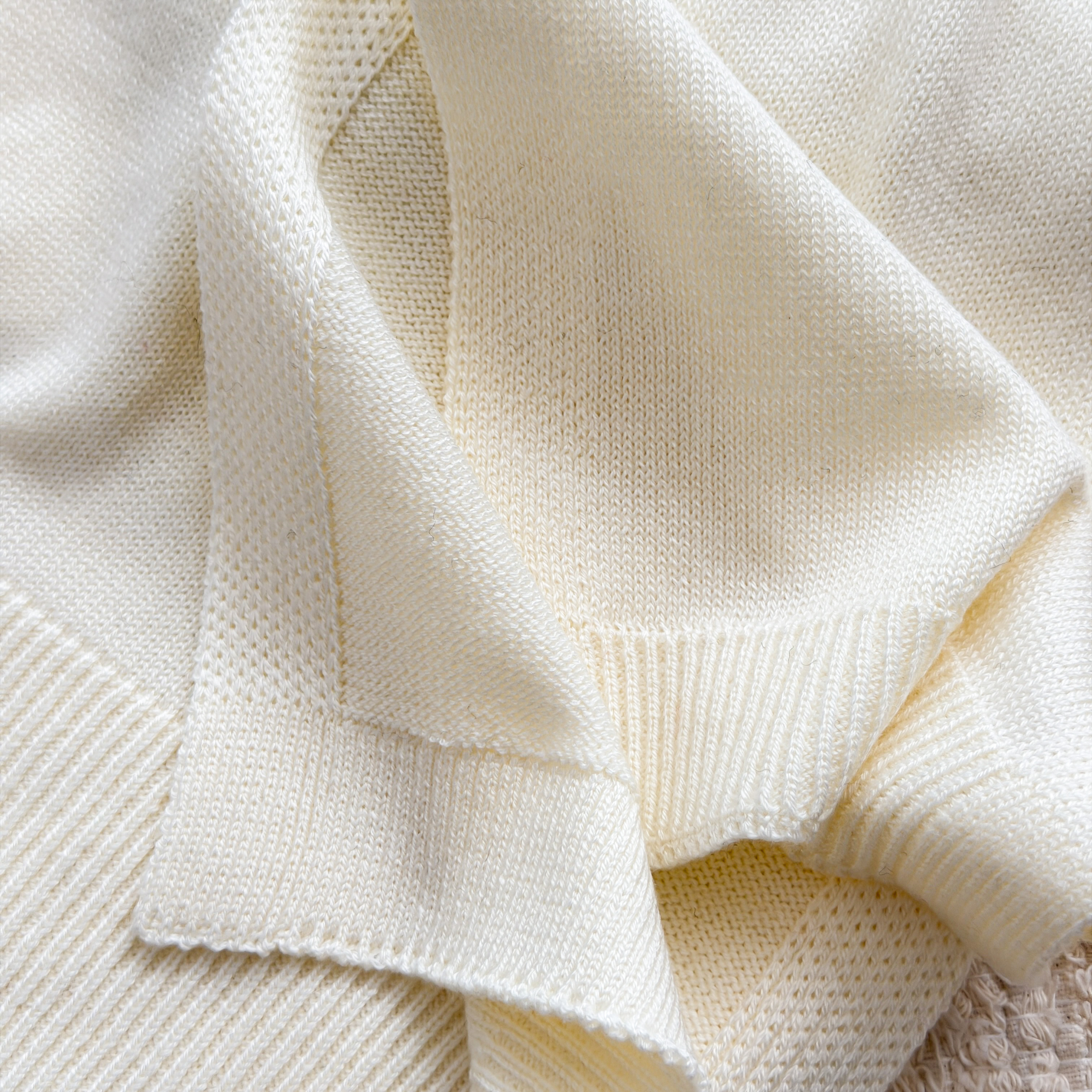 Un nouveau style de châle rayé arc-en-ciel pour femmes avec un cardigan de couleur contrastée pour les bureaux climatisés, une petite cape pour protéger les épaules et le cou