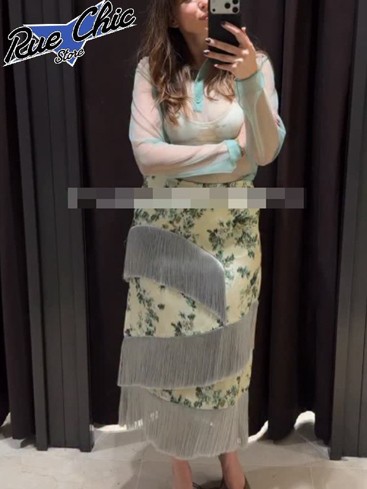 Nouvelle jupe moulante mi-longue pour femme, couleur pêche, avec franges dorées en V, coupe ajustée, idéale pour l'été 2026 et les vacances à la plage