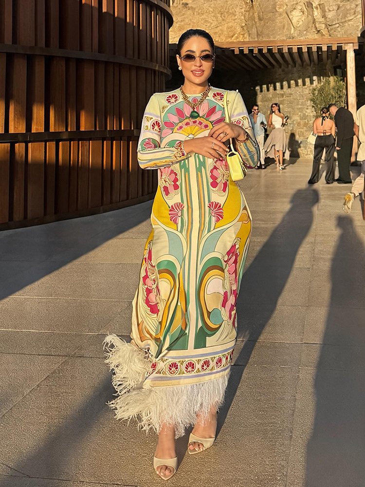 Robe longue vintage à imprimé plumes et pompons pour femme, style bohème, en satin, à manches longues, coupe droite ample, pour les vacances d'été 2026, idéale pour les soirées.