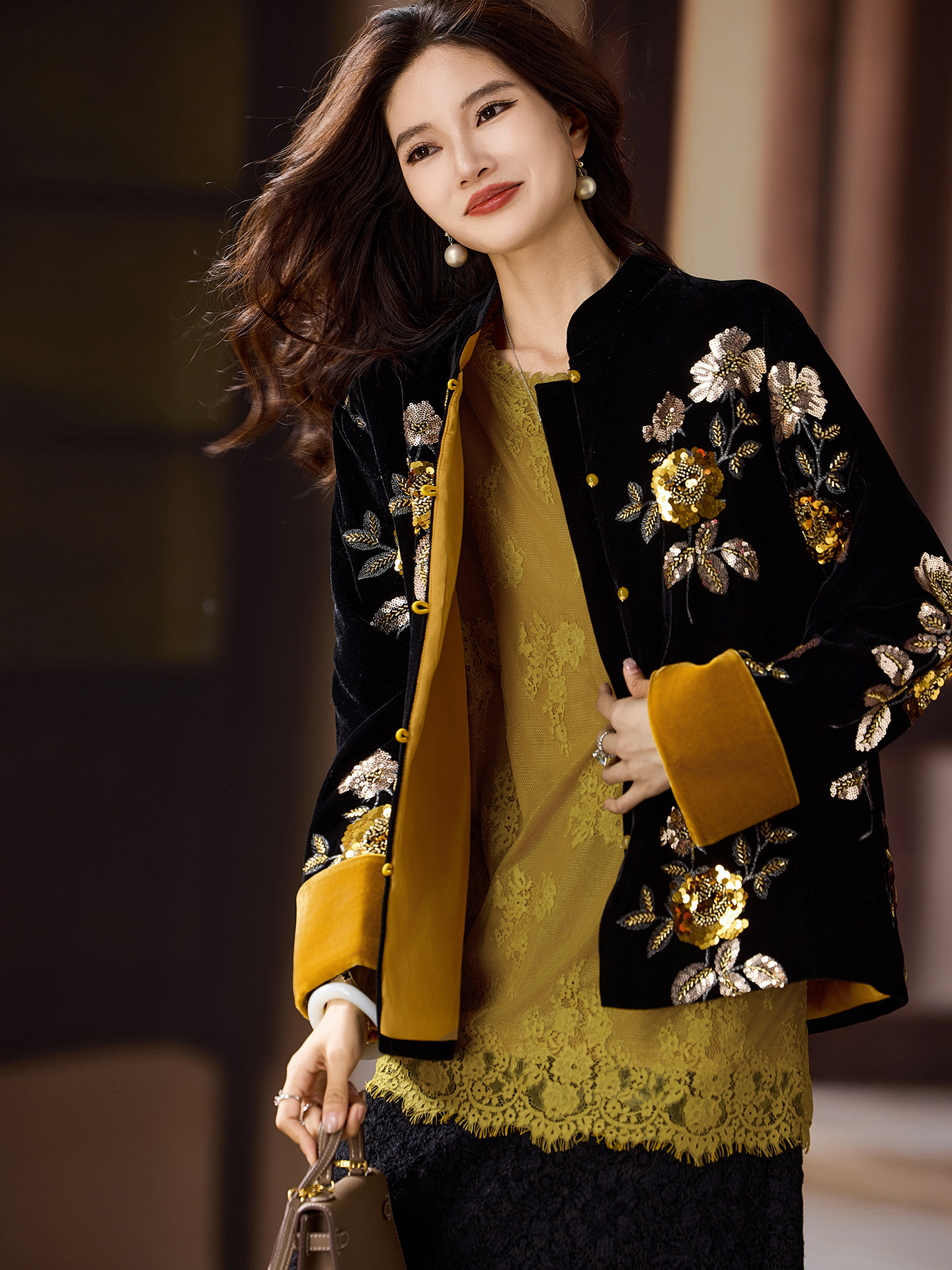 Veste en velours de luxe pour femmes, veste vintage à fleurs brodées et à sequins, élégante, rétro, vêtement d'extérieur tendance, veste statement.