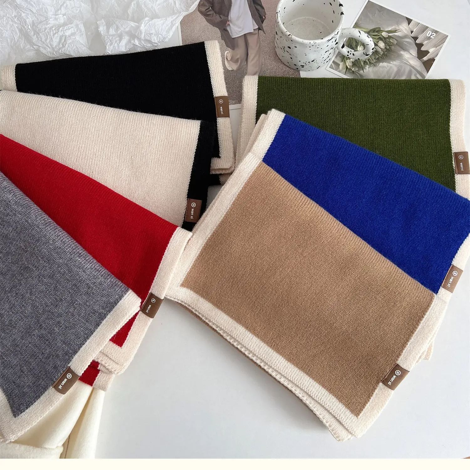 Écharpe assortie de couleur noir et blanc, nouveau style d'hiver, bordure de haute qualité, design de niche en laine tricotée, polyvalent pour garçons et filles, 2024