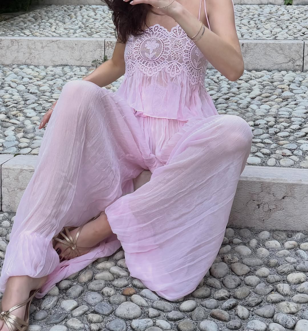 Ensemble deux pièces en dentelle pour femme : débardeur camisole transparent et pantalon jogger large – Tenue élégante avec détails en dentelle – Tendance