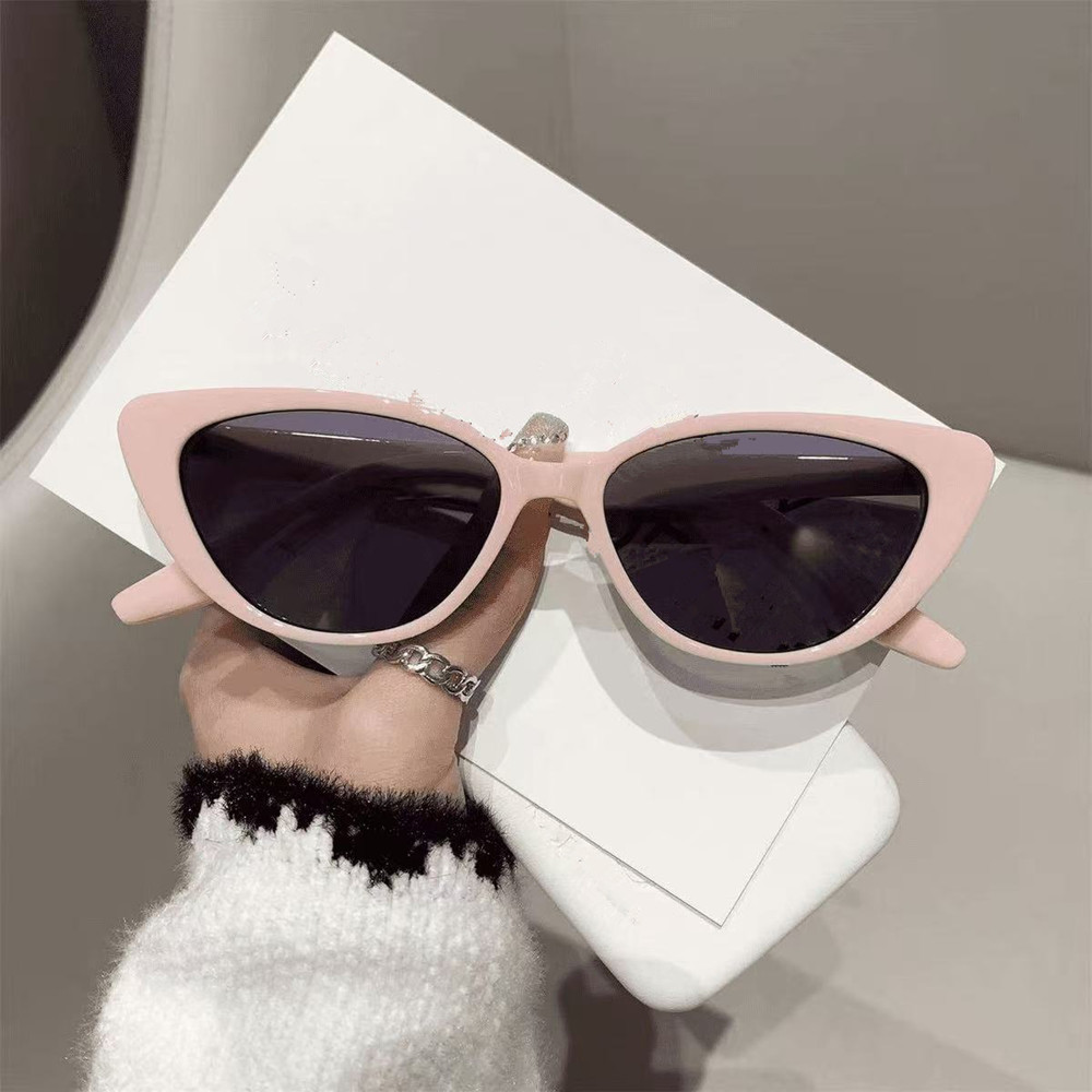 Lunettes de soleil ovales tendance pour femme avec monture métallique – Style esthétique et neutre pour un look estival élégant