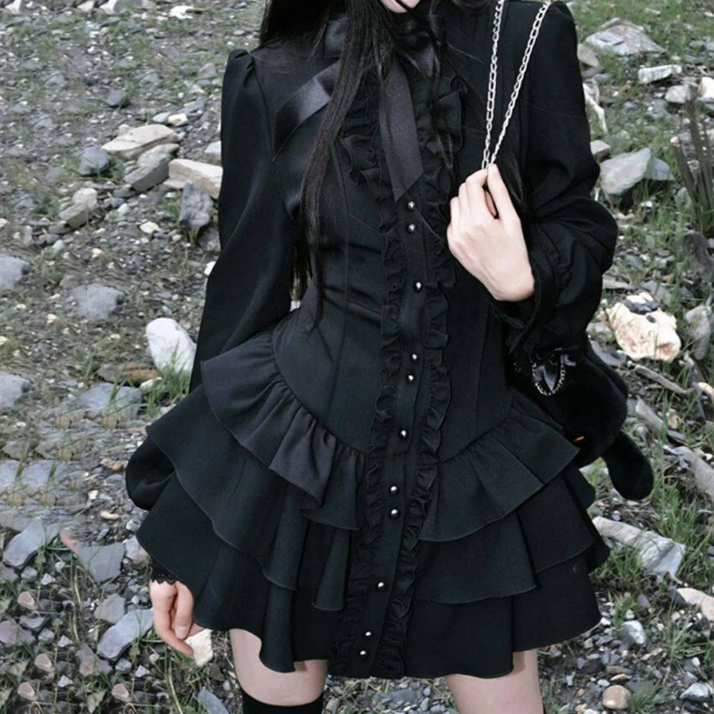 Robe noire Qiao Diablo gothique à manches longues avec nœud, taille cintrée, et jupe courte à volants effet champignon et superposés