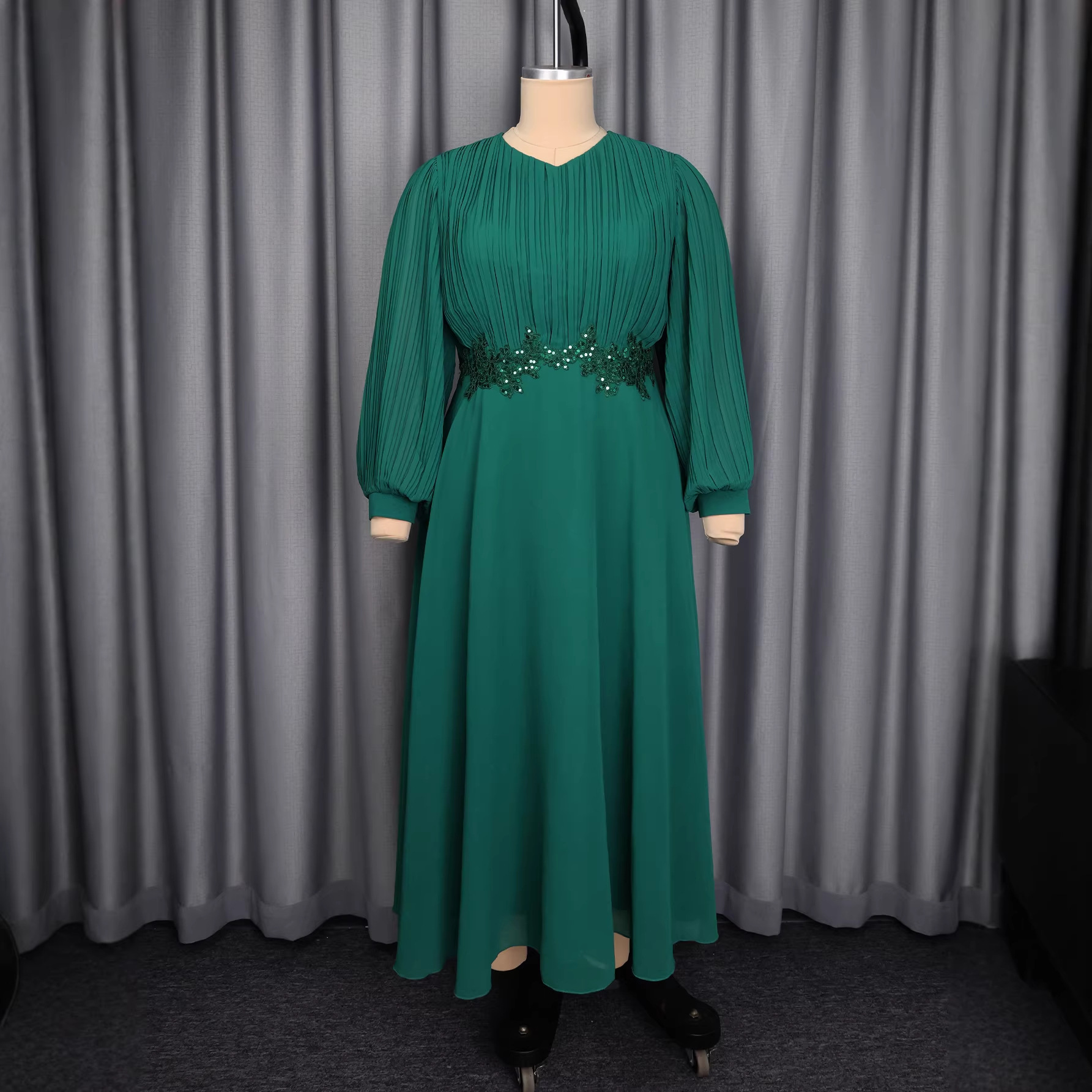 Robe plissée élégante en mousseline pour femme africaine, col en V, manches bouffantes, appliques florales, taille ajustée, pour mariages, fêtes, événements religieux