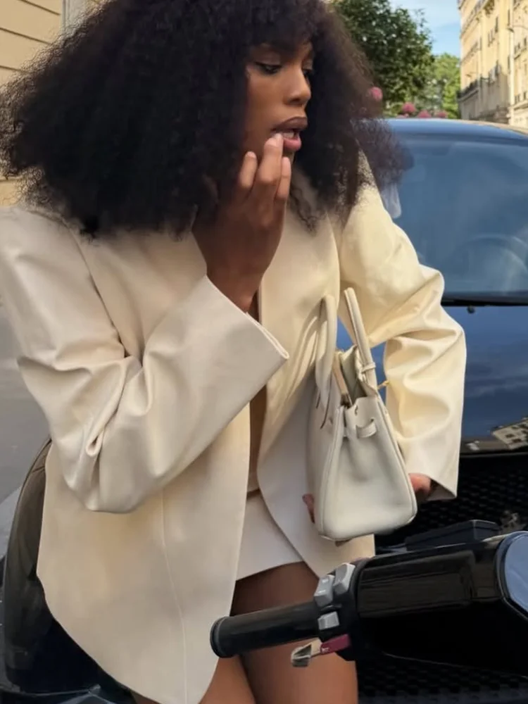 Ensemble tailleur blanc minimaliste pour femme, blazer ample à manches longues sans col avec épaulettes, jupe moulante à baleines, collection Premium Pure Wear 2026