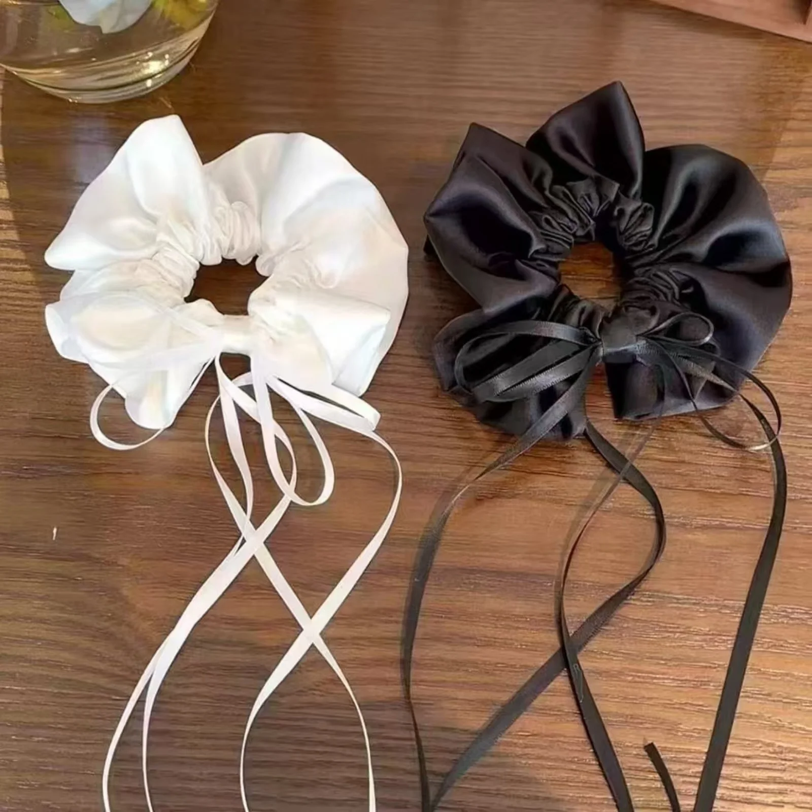 1 élastique à cheveux en satin blanc avec nœud, grand élastique élégant avec long ruban, accessoire capillaire romantique de style mariée pour femme